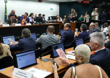 Oposição critica PEC do fim da escala 6×1 durante votação na Comissão