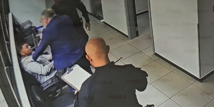 VÍDEO: Promotor agride preso durante audiência de custódia em fórum de Campo Grande