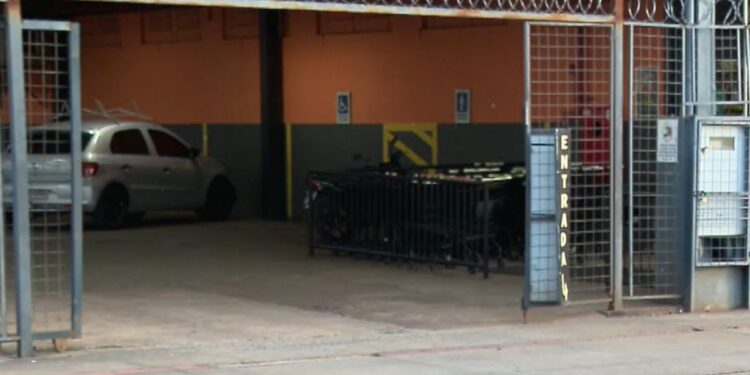 Polícia investiga confusão por caixinha de cerveja que terminou com funcionária de supermercado baleada