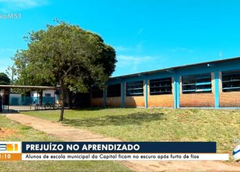 Alunos estudam no escuro após furto de fiação e revoltam pais em escola pública de Campo Grande