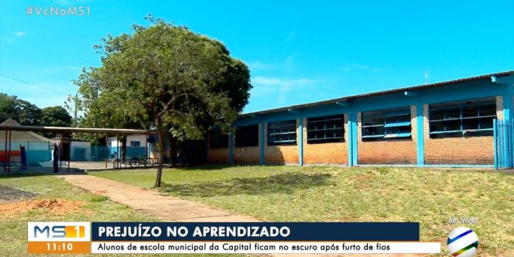 Alunos estudam no escuro após furto de fiação e revoltam pais em escola pública de Campo Grande